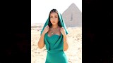 هنا الزاهد أمام الأهرامات 