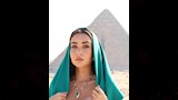 هنا الزاهد أمام الأهرامات 
