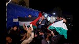 الفلسطينيون يحتفلون بإعلان وقف إطلاق النار في غزة