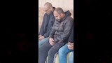 انهيار أشقاء تريزيجيه قبل صلاة الجنازة على والدتهما  (4)