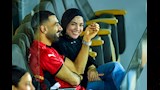 محمد صلاح رفقة زوجته (2)