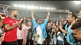 أحمد سعد  يحي جمهوره في ستاد القاهرة من احتفالية  التأهل لكأس العالم