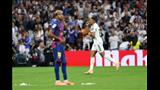 كيليان مبابي يحتفل بهدفه قبل الإلغاء (2)                                                                                                                                                                