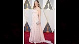 أطلت النجمة الأمريكية إميلي بلانت بفستان طويل باللون الوردي مزينا بالتطريزات