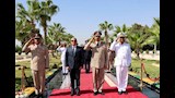 محافظ الإسماعيلية يضع إكليل الزهور على النصب التذكاري لشهداء الجيش الثاني (1)