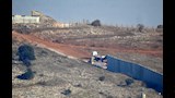  الجيش الإسرائيلي يبني جدارًا خرسانيًا