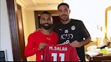 محمد صلاح يهدي قميصه إلى حمزة علاء