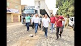 محافظ أسيوط يتفقد رصف طريق (14)