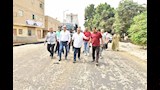 محافظ أسيوط يتفقد رصف طريق (15)