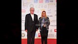 حسين فهمي وزوجته على ريد كاربت مهرجان القاهرة السينمائي 