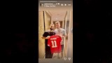 محمد صلاح يهدي قميصه لصلاح محسن