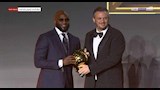 ممدوح عيد يتسلم جائزة بيراميدز كأفضل لاعب في أفريقيا (10) (1)