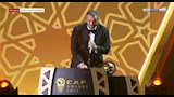 ممدوح عيد يتسلم جائزة بيراميدز كأفضل لاعب في أفريقيا (7) (1)