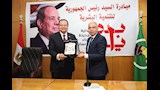 محافظ المنيا يكرم رئيس هيئة الرقابة الصحية