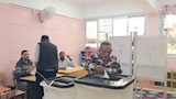 ناخب يدلي بصورته في لجنة بالسويس 