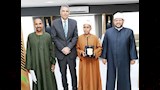 محافظ أسوان يُكرم طالب أزهري (2)
