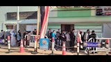 طوابير الشباب والمرأة أمام لجان انتخابات الدوائر الملغاة بمجلس النواب في الوادي الجديد  (5)