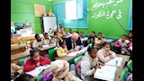 وزير التربية والتعليم يجلس بجوار تلميذة بأسوان