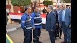 محافظ الدقهلية يتفقد تجهيزات هيئة الاسعاف امام مقر احدى اللجان الانتخابية فى المنصورة (1)