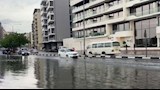 أمطار غزيرة تغرق شوارع دبي 