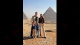 تييستو مع عائلته أمام الأهرامات