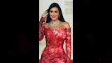 الفنانة ياسمين صبري بفستان طويل باللون الأحمر بصيحة الأوف شولدر