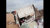 انقلاب سيارة بضائع على الطريق الصحراوي١