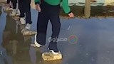 يضطر التلاميذ لعبور جسر بدائي لتفادي السقوط في المياه 