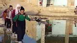 يضطر التلاميذ لعبور جسر بدائي لتفادي السقوط في المياه 