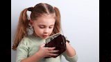بعيدا عن التبذير.. 4 خطوات لتعليم أطفالك تقدير قيم