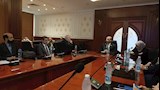 عميد طب المنصورة يستقبل البروفيسور آلان بيسي