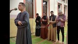 طالب جامعي يؤم المصلين في التراويح 