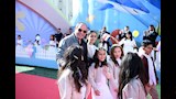 السيسي يلتقط صورا تذكارية مع أبناء الشهداء