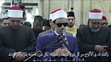 طالب يؤم المصلين بالجامع الأزهر