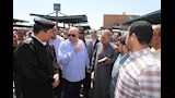 محافظ بني سويف يتفقد مواقف السيارات لمتابعة الالتزام بتعريفة الركوب الجديدة  (13)