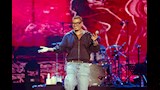 عمرو يرقص ع المسرح