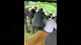 جنازة غريبة.. قبر يبتلع حاملي النعش خلال مراسم الد