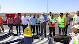 محافظ أسوان يتفقد أعمال تأمين محور كوبري بديل الخزان بفواصل دائمة (4)