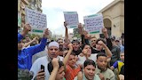 حشود غفيرة وهتافات أمام محكمة الجنايات بالبحيرة (14)