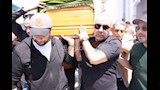 محسن منصور يحمل نعش هند زوجة نضال الشافعي