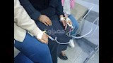 الام وابنتيها خلال تلقيهن العلاج