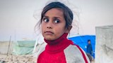 طفلة فلسطينية تنتظر دورها للحصول على مياه للشُرب ف