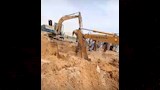 انتشال جثة مسن انهارت عليه بئر فى صحراء المنيا (6)