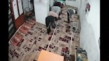 مطاردة شاب والاعتداء عليه داخل مسجد (4)