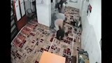 مطاردة شاب والاعتداء عليه داخل مسجد (8)