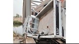 اصطدام قطار بسيارة نصف نقل محملة بمواد خام 