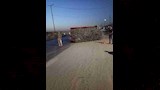 انقلاب سيارة محملة بالحديد بالطريق الزراعي بالقليوبية