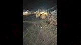 انقلاب سيارة محملة بالحديد بالطريق الزراعي بالقليوبية
