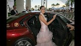 أمينة خليل من أمام فندق الإقامة قبل التوجه لحفل مهرجان كان