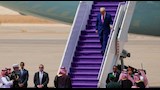 لماذا وضعت الرياض سجاد باللون البنفسجي أثناء استقبال ترامب؟